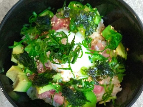 焼津産マグロでポキ丼